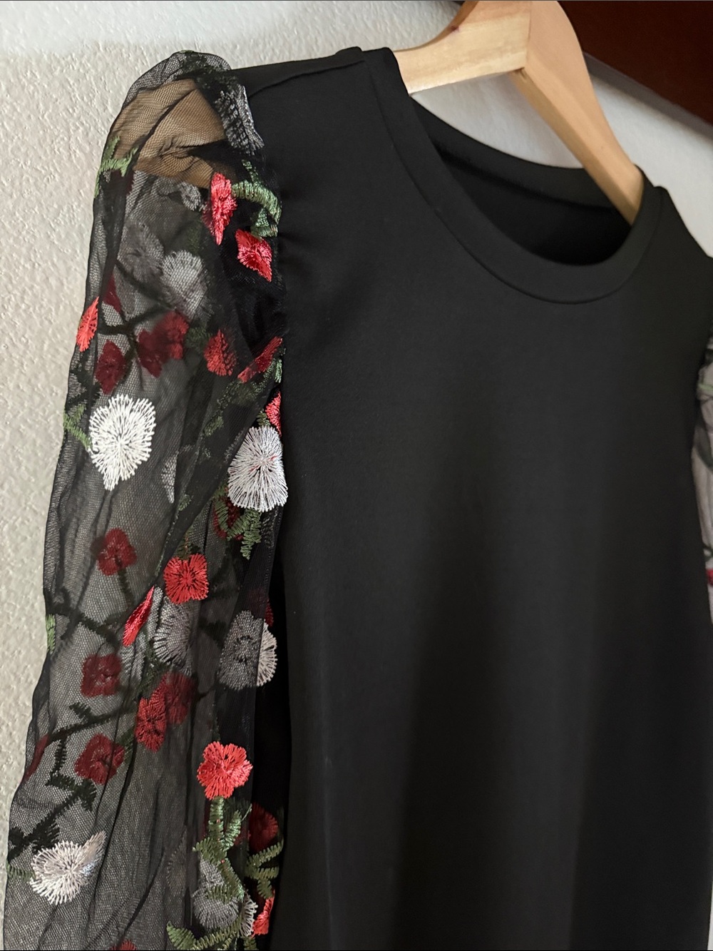 Floral Sheer-Sleeve Embroidered Women's Top, Long Cuffs, Black, Size L - Picture 3 of 9